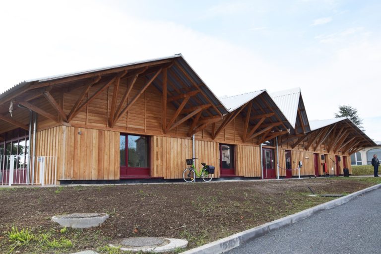 Le bâtiment en bois du restaurant scolaire de Champcevinel
