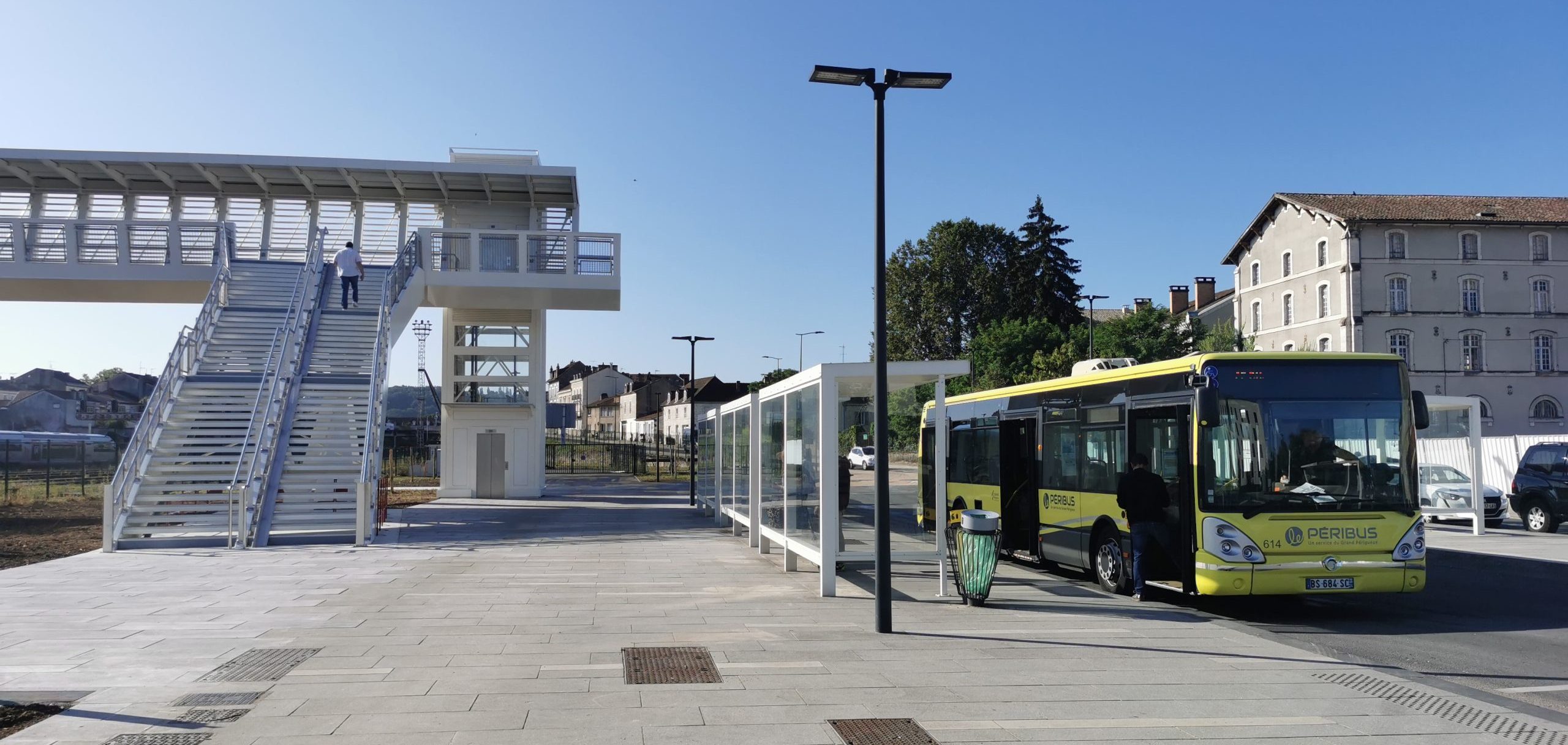 La passerelle permet d'accéder au Pôle d'Echange Multimodal (PEM) de la gare de Périgueux. Il est possible d'accéder à plusieurs modes de transport dont le bus.