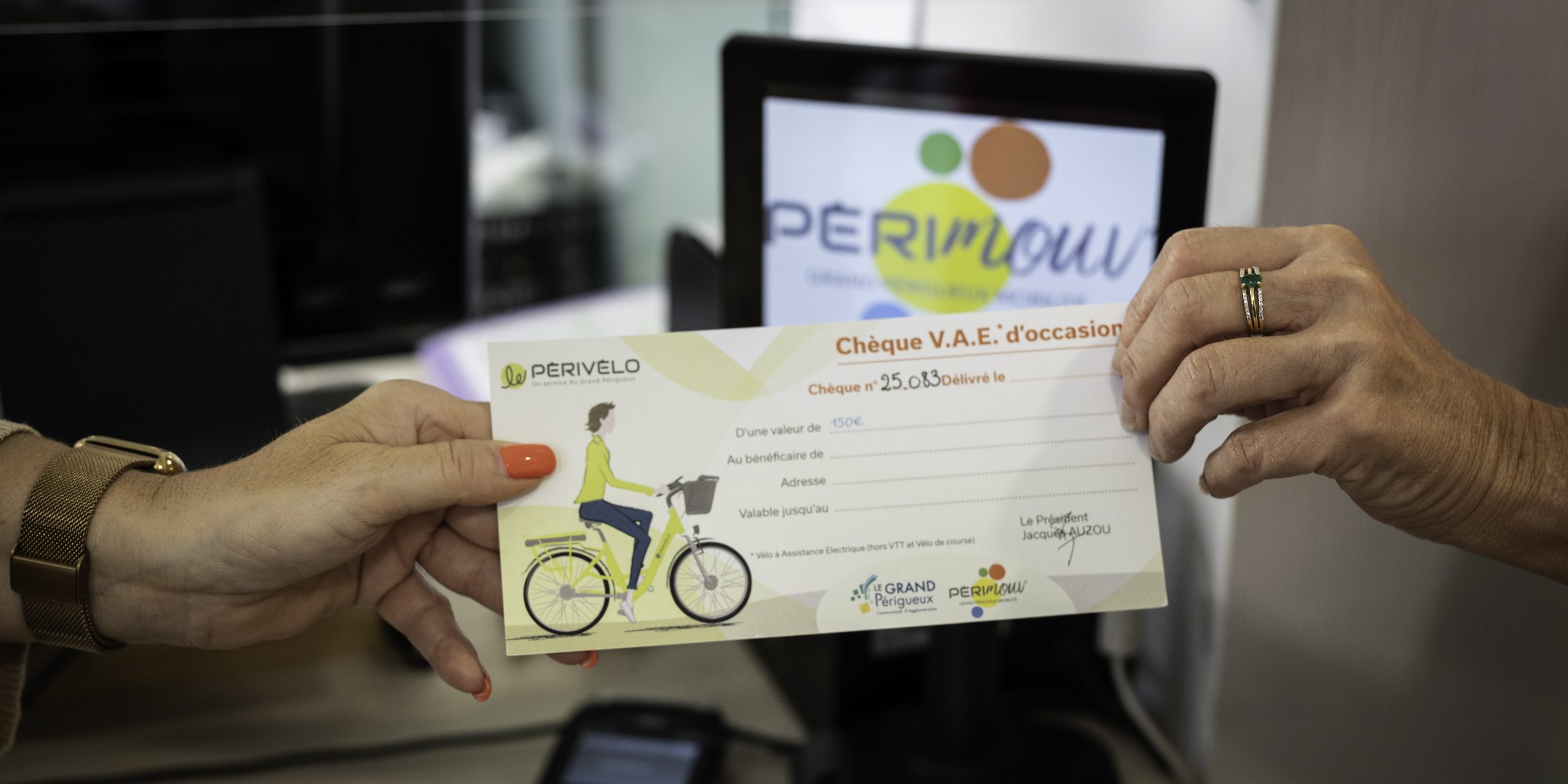 Deux mains tiennent un chèque