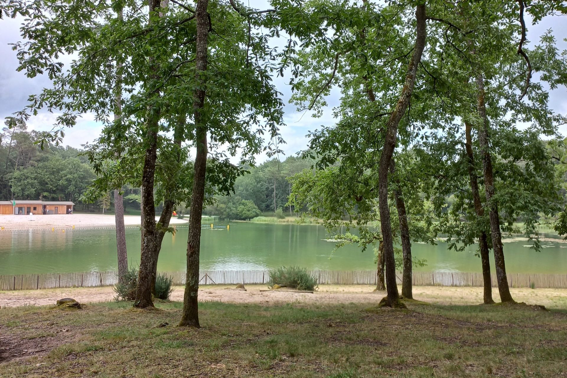 L'étang de Neufont est entouré d'arbres