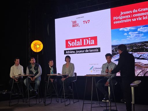 Joannès Bouillaguet directeur de Périmouv', Florian Chantegreil président de Périmouv' Ginette de Matha de la Fondation Pierre et Catherine Lalumière et Delphine Eslan directrice de la Maison de l'emploi et de la Mission locale du Grand Périgueux sont entourés du journaliste de Sud Ouest Stéphane Vacchiani et de Solal Dia jeune athlète joueur de tennis venu témoigner devant le public des raisons pour lesquelles il a décidé de revenir en Dordogne après quelques années passées au Canada.