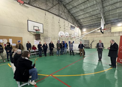 Le maire de Trélissac Francis Colbac, entouré d'élus et du secrétaire général de la préfecture de Dordogne, Bertrand Ducros prend la parole dans le gymnase dont la toiture a été refaite pour détailler l'ensemble des travaux réalisés.