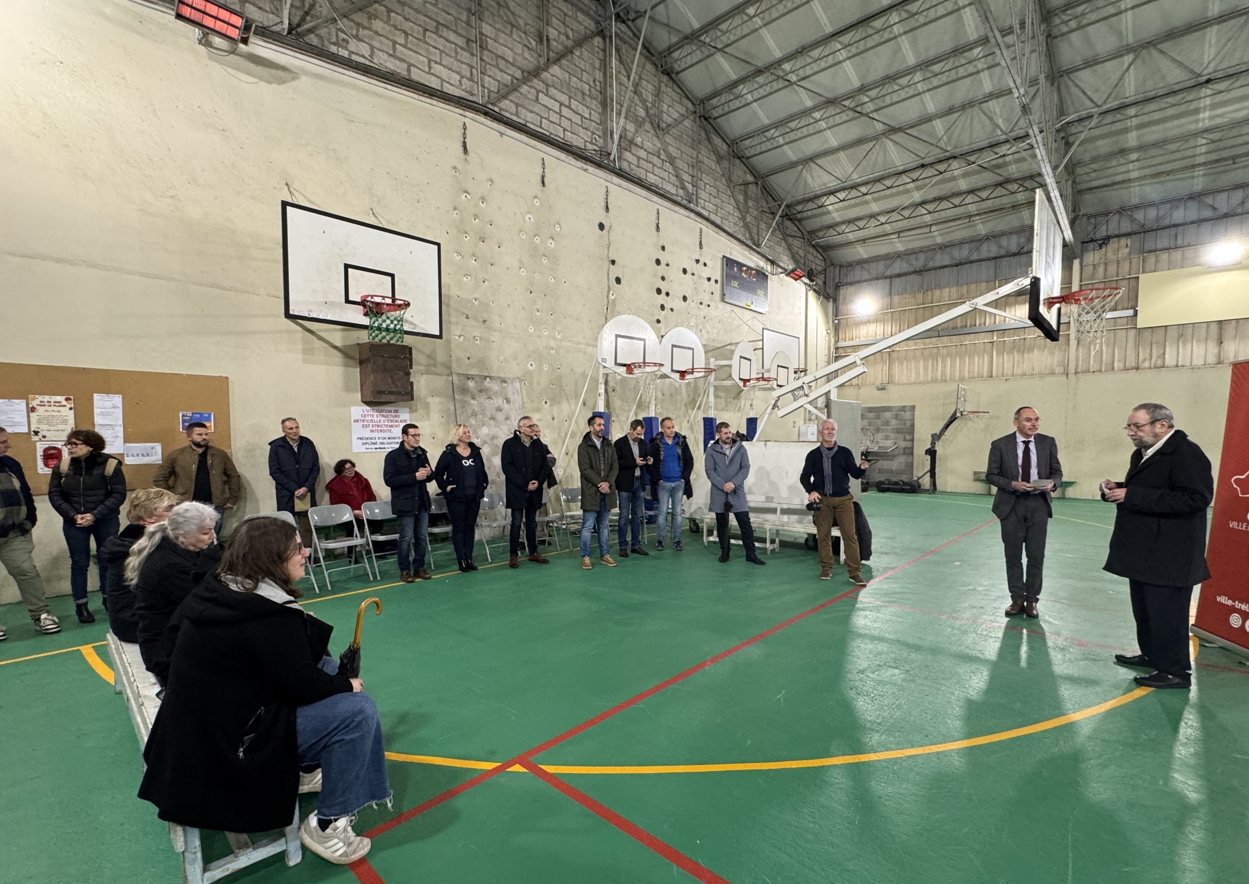 Le maire de Trélissac Francis Colbac, entouré d'élus et du secrétaire général de la préfecture de Dordogne, Bertrand Ducros prend la parole dans le gymnase dont la toiture a été refaite pour détailler l'ensemble des travaux réalisés.