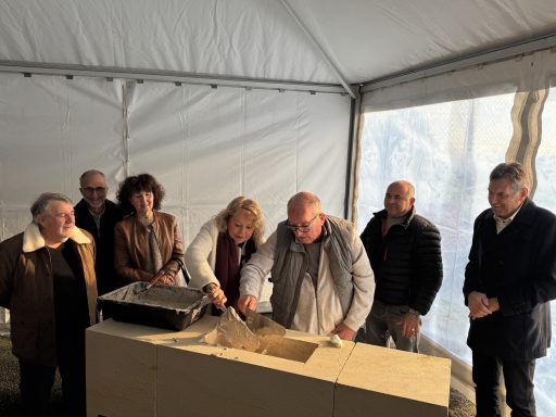 Le président du Grand Périgueux Jacques Auzou et la maire de Savignac-les-Églises Evelyne Roux enfouissent une capsule temporelle dans une pierre en guise de geste inaugural du chantier du pôle enfance de Savignac-les-Églises.