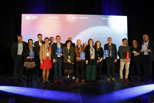 Un groupe d'une quinzaine de personnes est sur une scène. Ce sont pour l'essentiel des chefs d'entreprise. 6 tiennent dans leurs mains des prix. Ce sont les récompenses des Néo-Aquitains.