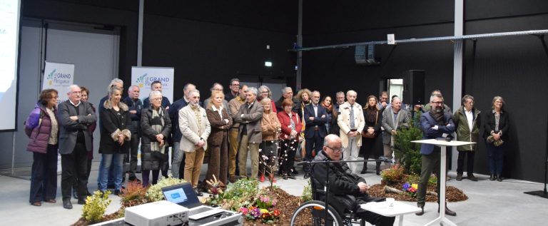 Jacques Auzou, Président du Grand Périgueux est au centre de la photo et derrière lui, un groupe de près de 35 élus. A côté de Jacques Auzou, sur la droite, devant un pupitre, le Directeur Général des Services, Laurent Bourgès.