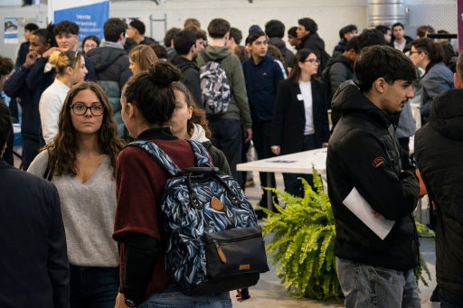 Un groupe de lycéens avec des sacs est dans une salle. Ces jeunes vont découvrir des stands pour s'orienter et s'informer.