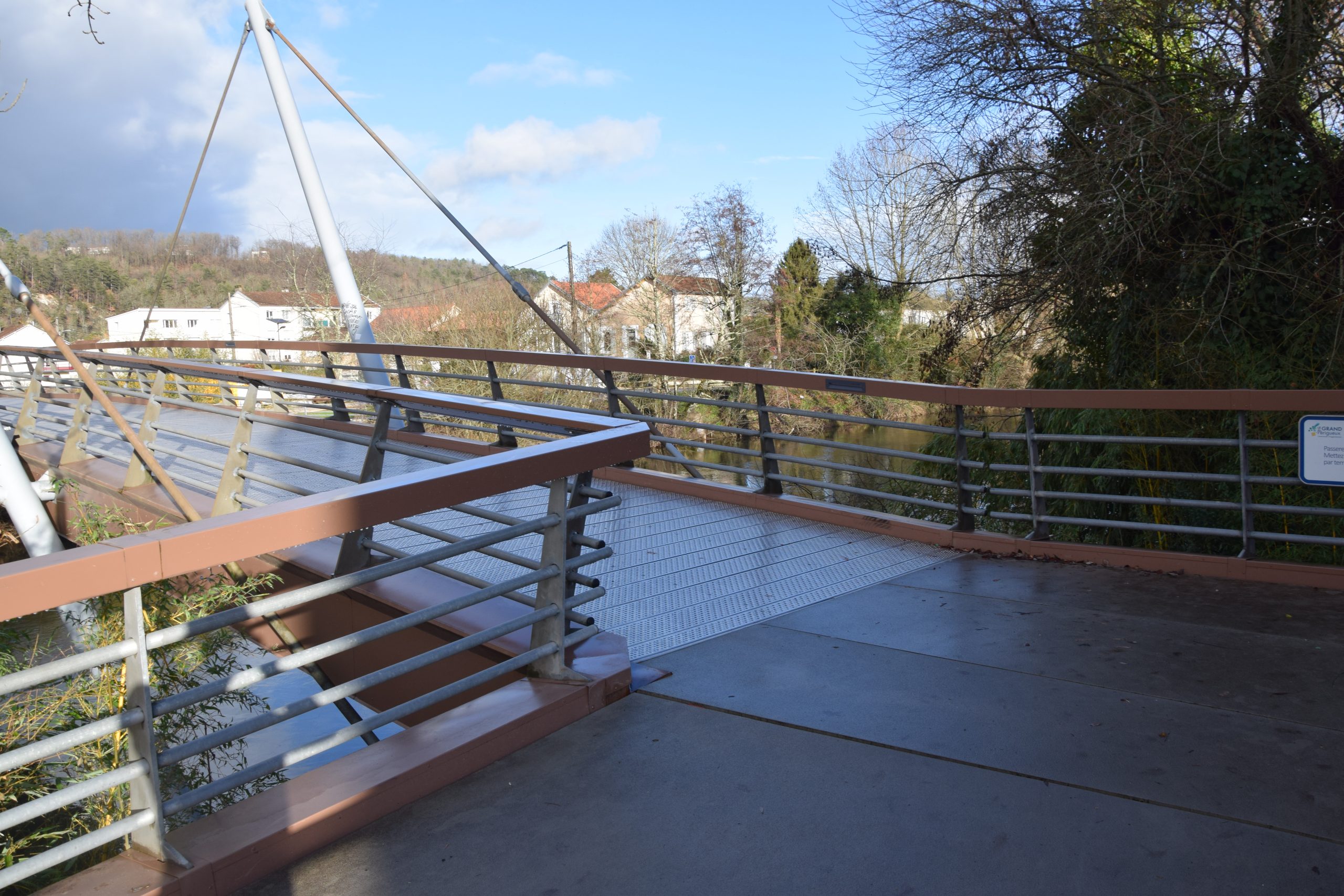La passerelle Barnabé, l'entrée avec un plancher métallique et les barrières sur le côté de couleur marron.