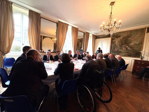 Une dizaine de personnes se réunissent autour d'une table, dont le ministre des transports, les présidents de l'agglo de Brive et du Grand Périgueux.