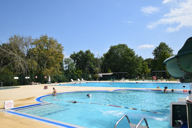 Des personnes se baignent à la piscine.