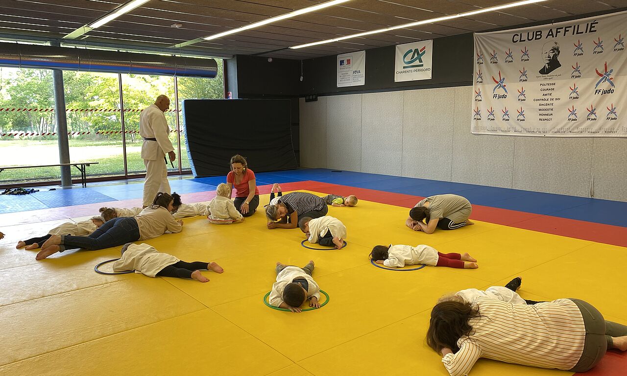 Judo carhaisien : enfants et parents réunis sur le tatami