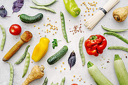 diversité de légumes posés à plat : courgettes, cornichons, poivrons rouges, verts, jaunes, haricots, champignons