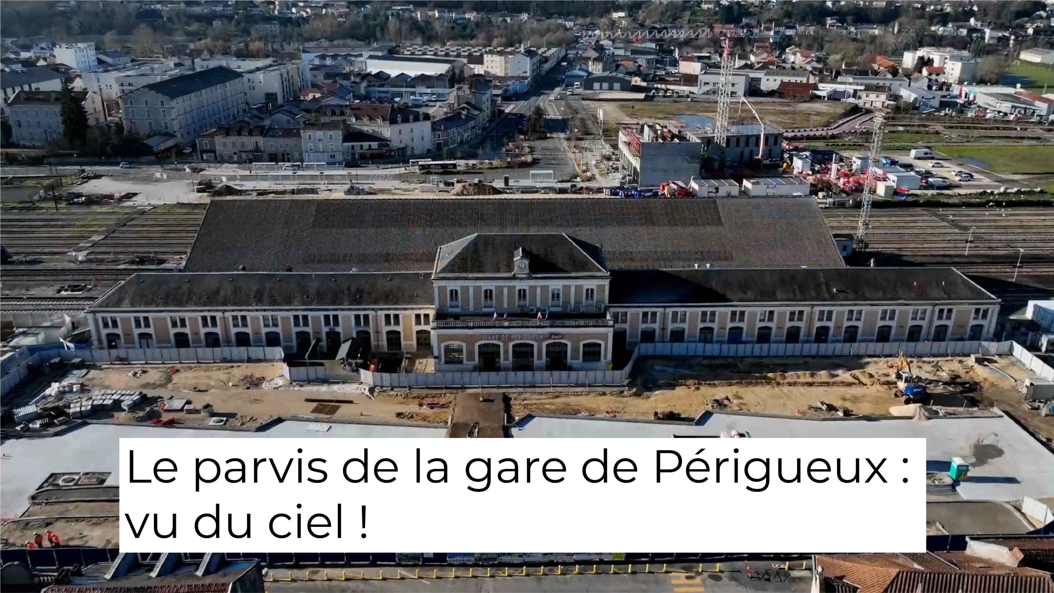 Parvis de la gare de Périgueux vu du ciel